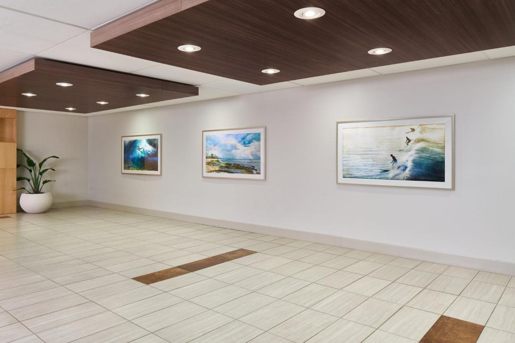 Holiday Inn Express Waikiki By Ihg Honolulu Exterior photo
